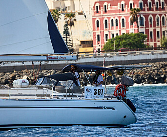 LITEN: Bavaria 38 «Lomvi» er fremme lørdag kveld. LITEN: Bavaria 38 «Lomvi» er fremme lørdag kveld.