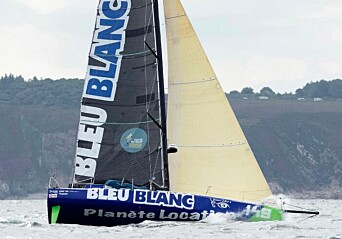 HYDRA. »Bleu Blanc» har fremdeles grønt akterspeil og bærer navnet «Hydra» på hekken. HYDRA. »Bleu Blanc» har fremdeles grønt akterspeil og bærer navnet «Hydra» på hekken.