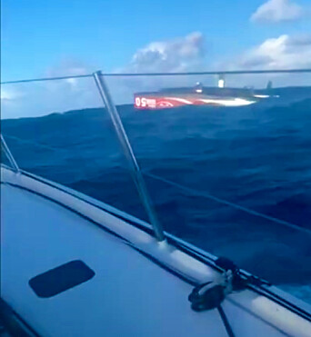 OPP-NED: Maisonneuve ble andre flerskrogsseileren som kullseilte i Route du Rhum. OPP-NED: Maisonneuve ble andre flerskrogsseileren som kullseilte i Route du Rhum.