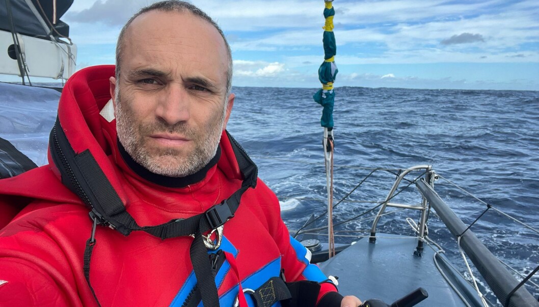 REDDET: Fabrice Amedeo flyktet i flåten da det oppstod eksplosjonsartet brann i båten hans. REDDET: Fabrice Amedeo flyktet i flåten da det oppstod eksplosjonsartet brann i båten hans.