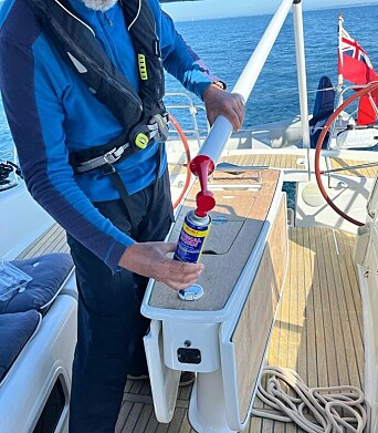 Bruk av lydhorn sammen med rør som går ned i vannet. Bruk av lydhorn sammen med rør som går ned i vannet.