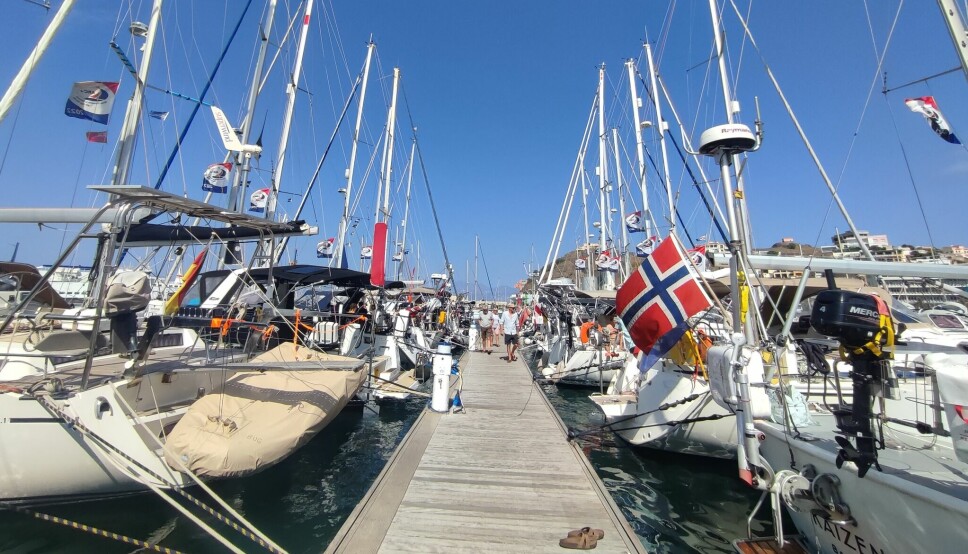 KAPP VERDE: Norske flagg på brygga i Mindelo rett før avgang til Karibia.