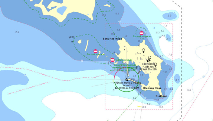 MOLO: På den lille øya er det en grunn havn bak en molo. MOLO: På den lille øya er det en grunn havn bak en molo.