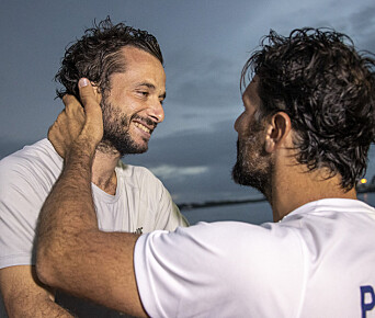 VINNERE: Ambrogio Beccaria, skipper på Class40 Allagrande Pirelli, blir gratulert av Yoann Richomme. VINNERE: Ambrogio Beccaria, skipper på Class40 Allagrande Pirelli, blir gratulert av Yoann Richomme.