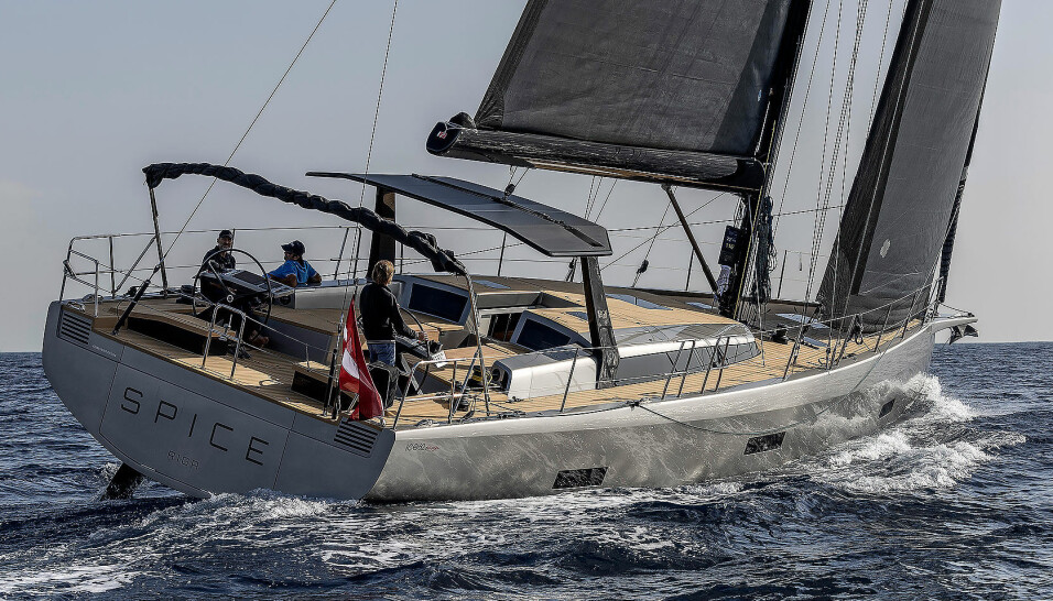 AVANSERT: Ice 62 Targa blir en rask turseiler fra Italia. Skrog og dekk er støpt i en miks av karbonfiber og glassfiber for å holde vekten lav. 62-foteren får opptrekkbar T-kjøl som går fra 3,9 meter til 2,3 meter. Det spesielle med Ice 62 Targa er targabøylen over cockpiten. Den har flere funksjoner. Det er også en bimini i karbon, som gir skygge i cockpiten. På biminien er det plassert store solcellepaneler. Løygangen er også plassert her. AVANSERT: Ice 62 Targa blir en rask turseiler fra Italia. Skrog og dekk er støpt i en miks av karbonfiber og glassfiber for å holde vekten lav. 62-foteren får opptrekkbar T-kjøl som går fra 3,9 meter til 2,3 meter. Det spesielle med Ice 62 Targa er targabøylen over cockpiten. Den har flere funksjoner. Det er også en bimini i karbon, som gir skygge i cockpiten. På biminien er det plassert store solcellepaneler. Løygangen er også plassert her.
