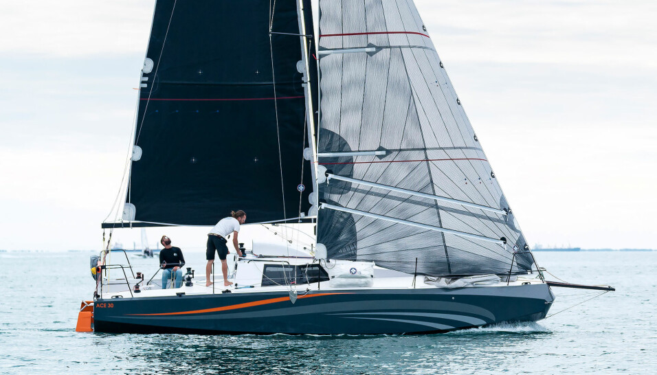 SCOW: Ace 30 kan beskrives som en krympet, moderne Class 40. Det er en 30-foter utviklet for IRC, med voluminøs baug. Båten ble ferdig til Spi Ouest, hvor den ikke klarte å markere seg. Båten veier bare 2,7 tonn og er bygget i miljøvennlig epoksy med karbonforsterkninger. SCOW: Ace 30 kan beskrives som en krympet, moderne Class 40. Det er en 30-foter utviklet for IRC, med voluminøs baug. Båten ble ferdig til Spi Ouest, hvor den ikke klarte å markere seg. Båten veier bare 2,7 tonn og er bygget i miljøvennlig epoksy med karbonforsterkninger.