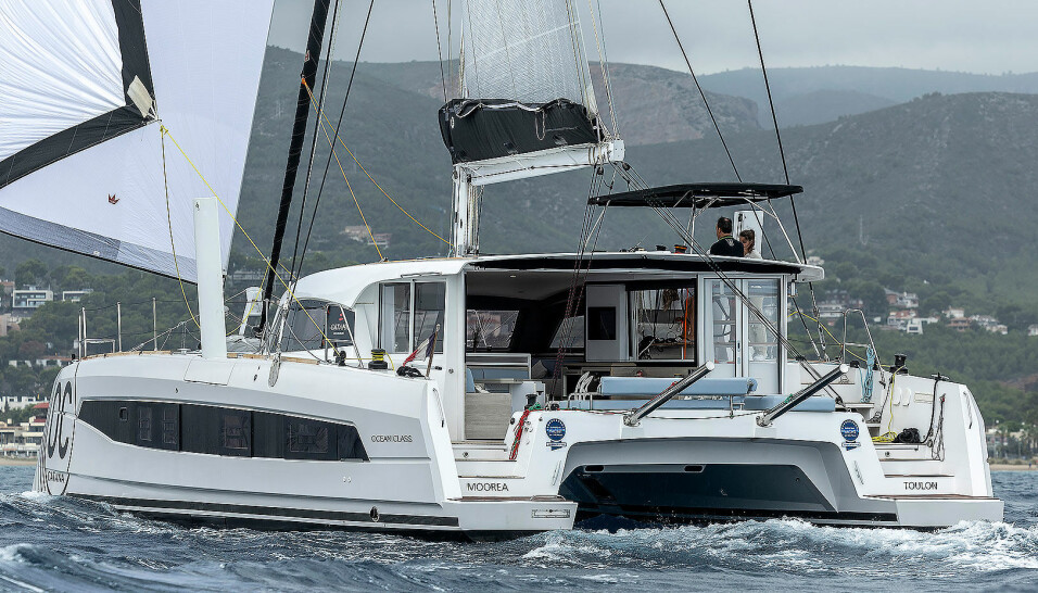 KARBON: Catana bruker karbonfiber i sin nye 49 foter, som har fått navnet Ocean Class. Katamaranen er utviklet for langturseiling med høy gjennomsnittsfart. Også Catana Ocean Class har stikk-kjøler for bedre kryssegenskaper, og innredningen viser nye ideer. Overbygget er trukket langt bak, men store sidevinduer kan åpnes. Dette gir en utendørsopplevelse. KARBON: Catana bruker karbonfiber i sin nye 49 foter, som har fått navnet Ocean Class. Katamaranen er utviklet for langturseiling med høy gjennomsnittsfart. Også Catana Ocean Class har stikk-kjøler for bedre kryssegenskaper, og innredningen viser nye ideer. Overbygget er trukket langt bak, men store sidevinduer kan åpnes. Dette gir en utendørsopplevelse.