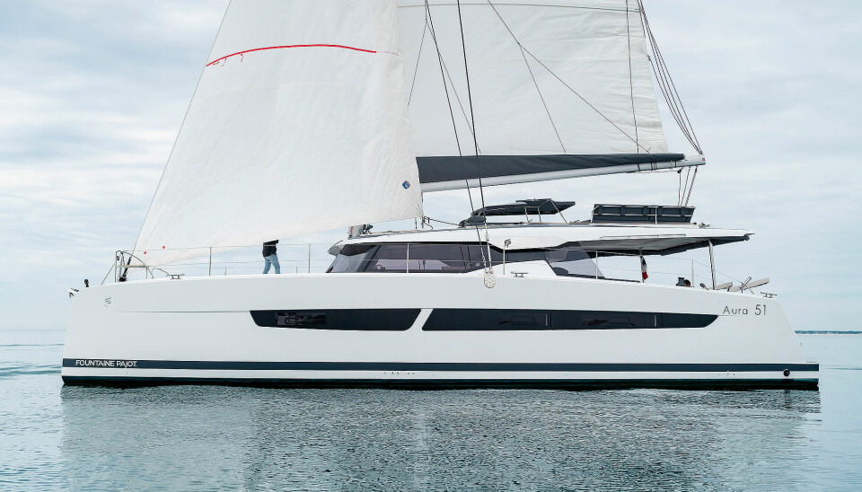 FRANSK: Foutaine Pajot Aura 51 får en interessant flybridge med en sittegruppe, mens styreplassen er mer tradisjonell. Løsningen gjør at bommen kommer lavere. Hele flybridgen kan tapetsert med solcellepaneler. Katamaranen kan leveres med fire til seks lugarer, og alle har eget bad. FRANSK: Foutaine Pajot Aura 51 får en interessant flybridge med en sittegruppe, mens styreplassen er mer tradisjonell. Løsningen gjør at bommen kommer lavere. Hele flybridgen kan tapetsert med solcellepaneler. Katamaranen kan leveres med fire til seks lugarer, og alle har eget bad.