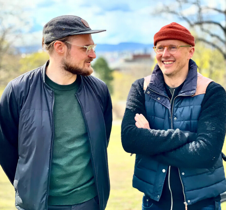 KARTOGRAFER: Daniel Andersson og Pavel Sagen satser på papirkart, og utvikler også kart for skjærgården.