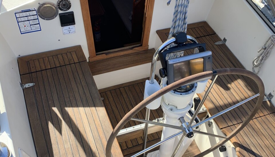COCKPIT: Det er trangt rundt rattet, men karmene gir suveren beskyttelse. COCKPIT: Det er trangt rundt rattet, men karmene gir suveren beskyttelse.