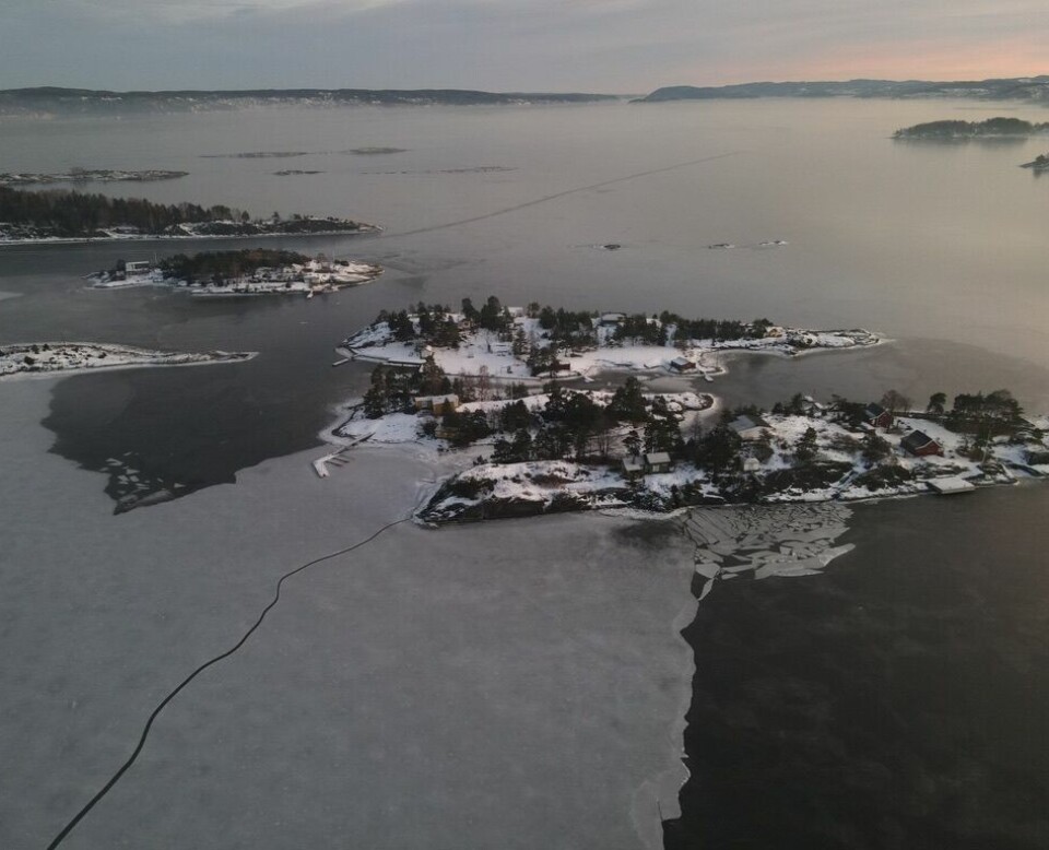 HOLMENFJORDEN: Lørdag var det råk ut fra Middagsbukta ut forbi Bjerkøya. Isen lå så langt dronen rakk.
