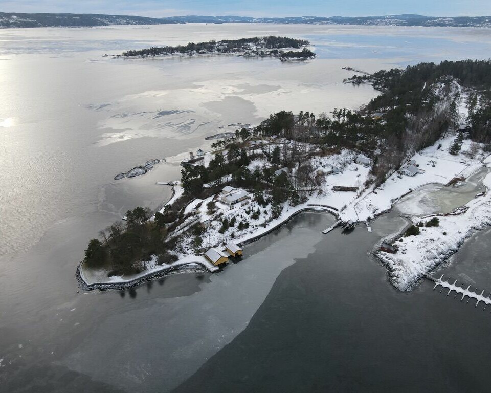 BÆRUM: Dronebilde søndag fra Østøya mot Gøya. Det skal være råk mellom Nesodden og Gåsøya.