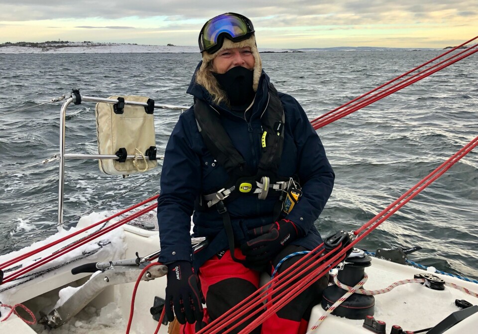 FORNØYD: Eira Naustvik kan fortelle om gode seilforhold på overfarten fra Bolærne til Strømstad, en distanse på ca 25 nm.