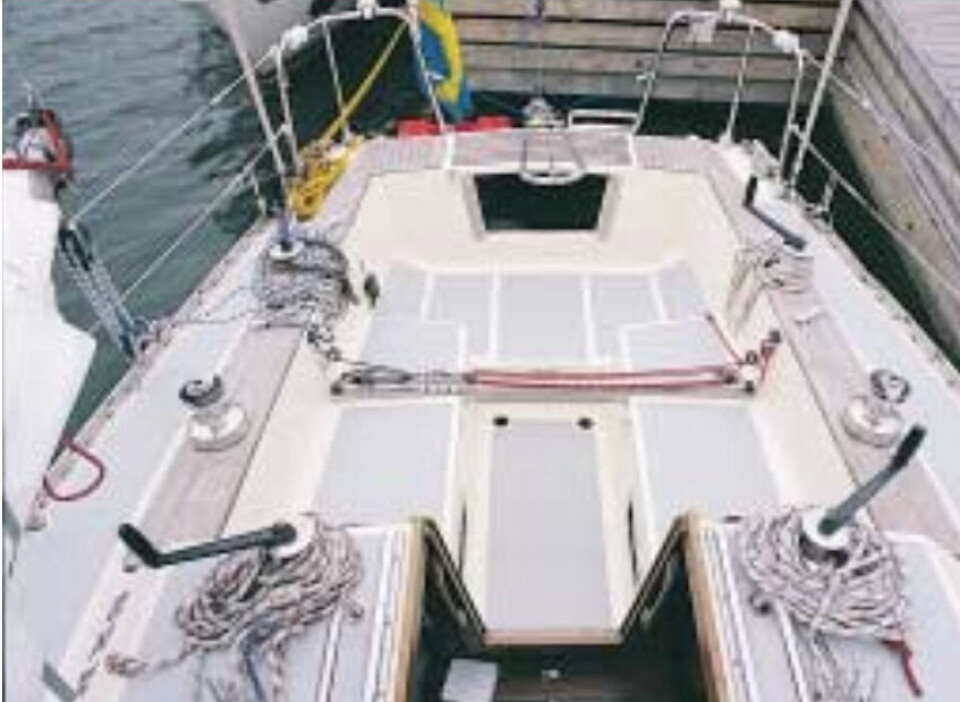 Cockpiten er utformet slik at den skal passe både til rorkult- og rattstyring. Det gjør cockpit- benkene korte, pluss at de blir delt av løygangen. Plassen ak- tenfor benkene er en lun og god plass å krype ned i med noen pu- ter når det blåser i havnen. Bre- de cockpitkarmer gjør at man sitter godt. Cockpiten er utformet slik at den skal passe både til rorkult- og rattstyring. Det gjør cockpit- benkene korte, pluss at de blir delt av løygangen. Plassen ak- tenfor benkene er en lun og god plass å krype ned i med noen pu- ter når det blåser i havnen. Bre- de cockpitkarmer gjør at man sitter godt.