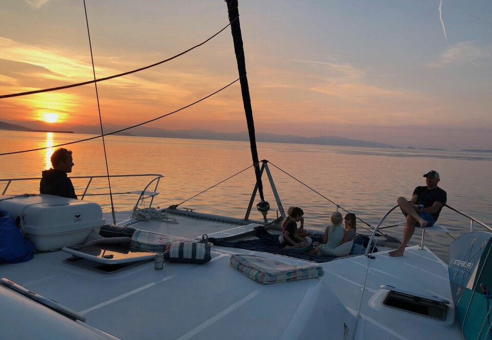 FORDEKK: En av utallige solnedganger på anker i Middelhavet, her på de Aoliske øyer ved Sicilia. På stille netter er trampolinene også populære senger.