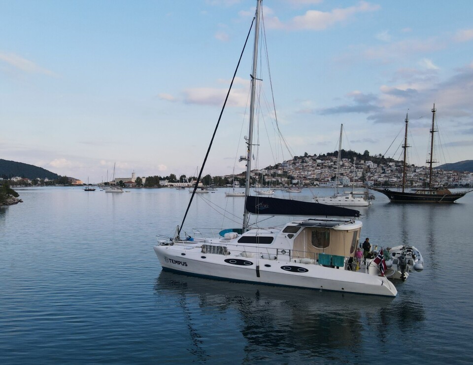 SVAI: «Med-mooring» på Spetses i Hellas. Tempus stikker kun 1,20 m dypt og kan legges lenger inn mot land enn mange kjølbåter.