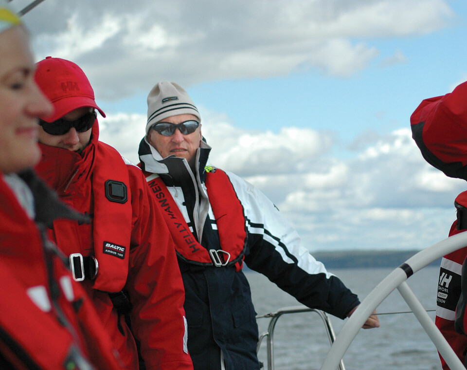 LÆRERMESTER: Kong Harald instruerer unge seilere på NORsteam-laget.