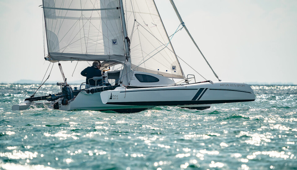 KUL: Astus 22.5 er en prisgunstig trimaran med overnattingsmuligheter. KUL: Astus 22.5 er en prisgunstig trimaran med overnattingsmuligheter.