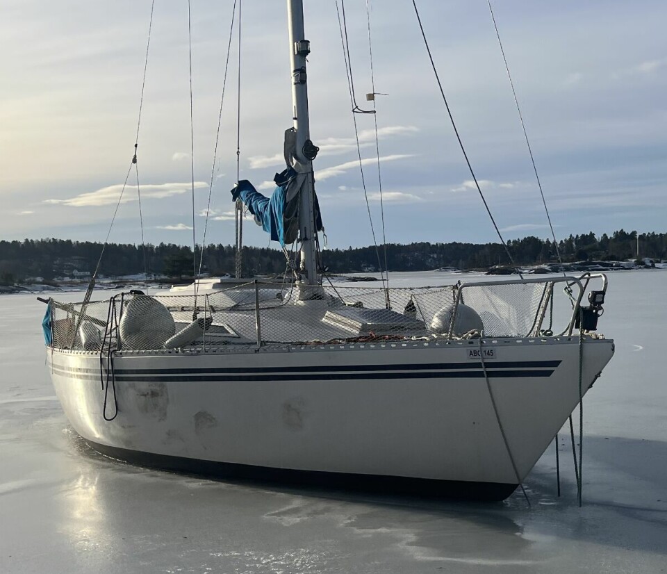 SEILKLAR: Denne seilbåten utenfor Borøya har storseilet klart på bommen, og klar for tur, om den fremdeles flyter.