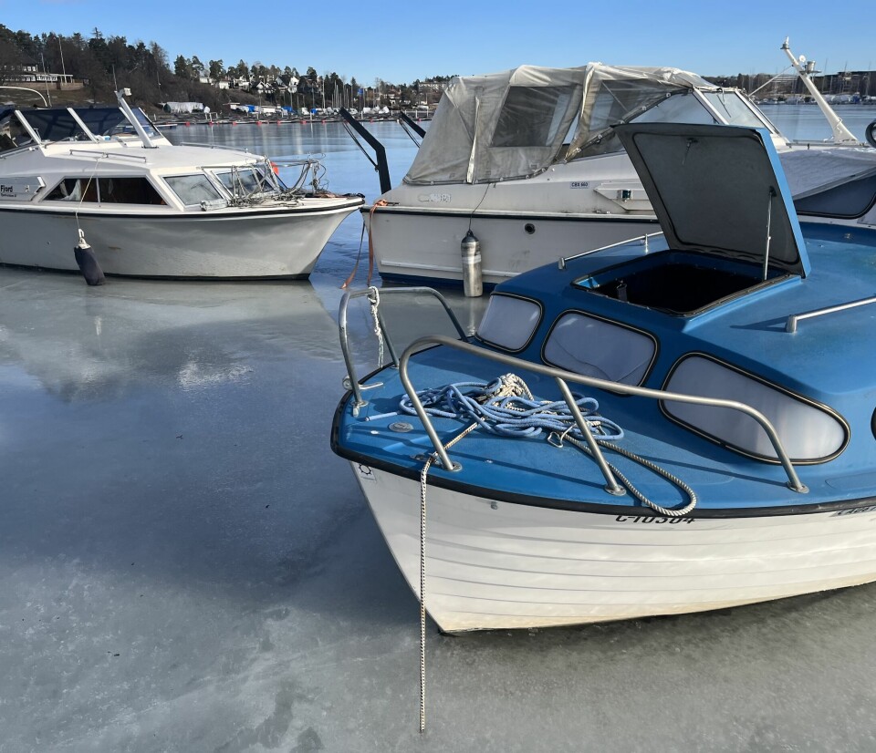 VRAKBÅT: Forlatte båter i isen, Holtekilen