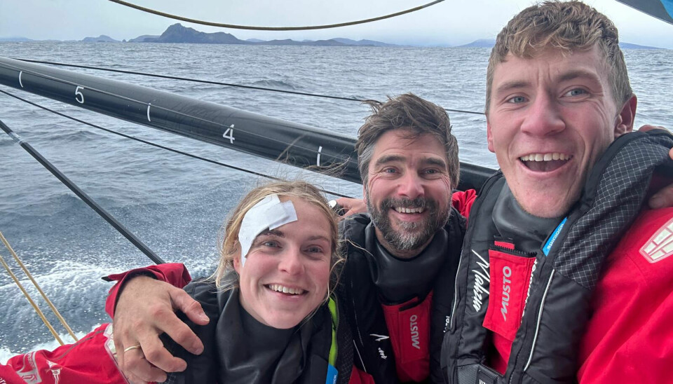 Team Malizia. Will Harris tar en selfie med skipper Boris Herrmann Rosalin Kuiper med Kapp Horn i bakgrunnen.