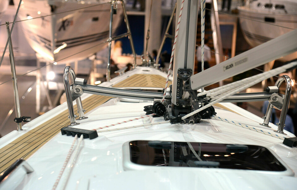 DEKK: Båten på Boot i 2015 hadde selvslående fokk og rigg fra Selden.