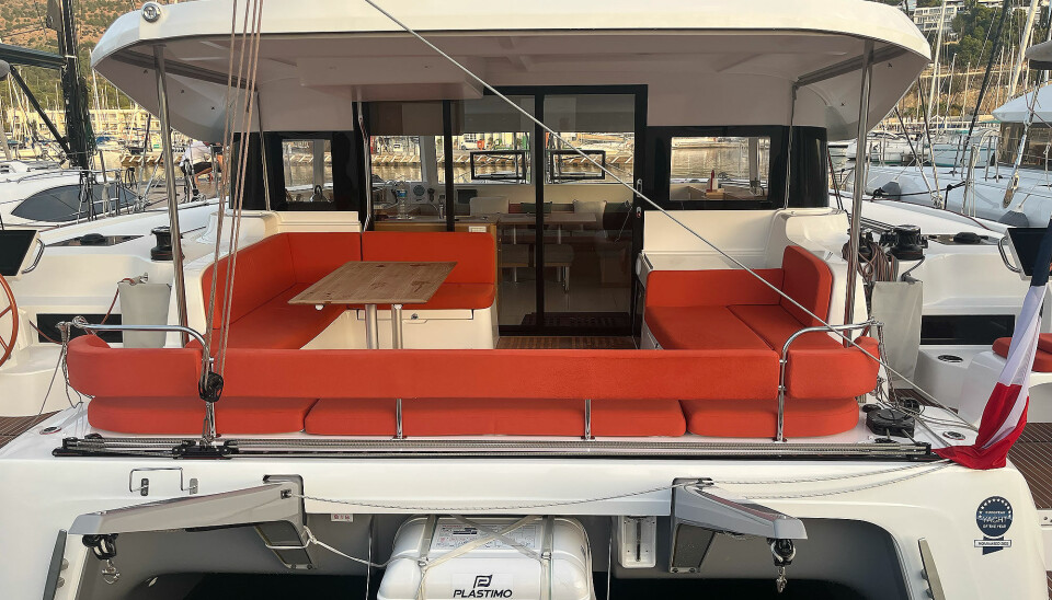 COCKPIT: Overbygget har vinduer 360 grader. Det er god sikt gjennom salongen, som er viktig for rormannen. COCKPIT: Overbygget har vinduer 360 grader. Det er god sikt gjennom salongen, som er viktig for rormannen.