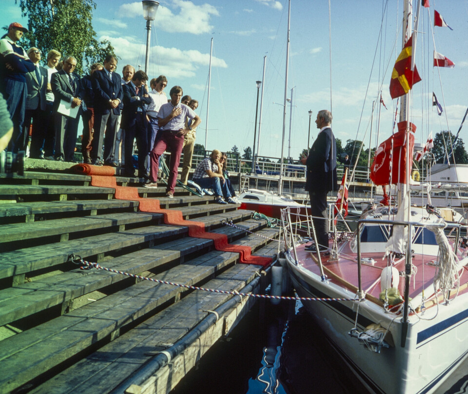 1983: Initiativtager og halvtonn-pioner Henrich Nissen-Lie forteller om prosjektet «Fram VIII» før båten blir døpt og overlevert til kronprins Harald.