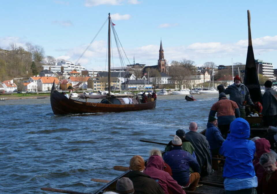 TØNSBERG: «Saga Farmann» forlot sin hjemby lørdag 29. april med kurs mot Lübeck. Bildet er tatt fra Osebergskipet som fulgte «Saga Farmann» et stykke på vei.