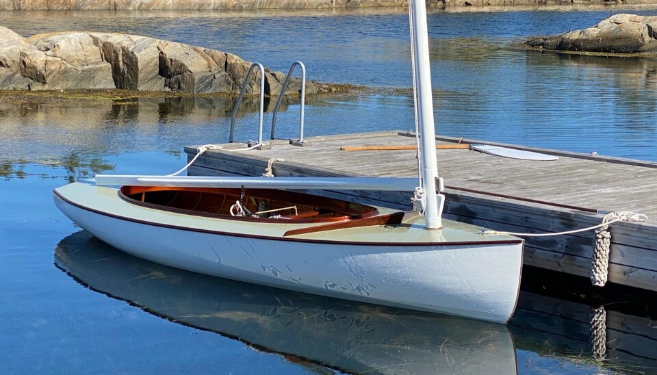SMYKKE: Jolla fra 50-tallet tar seg godt ut ved brygga i Kragerø. SMYKKE: Jolla fra 50-tallet tar seg godt ut ved brygga i Kragerø.