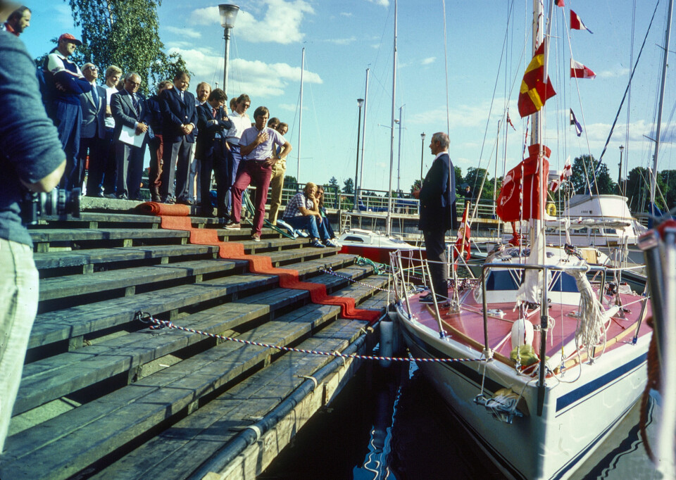 DÅP: Initiativtager og halvtonn-pioner Henrich Nissen-Lie forteller om prosjektet «Fram VIII» før båten blir døpt og overlevert til kronprins Harald.