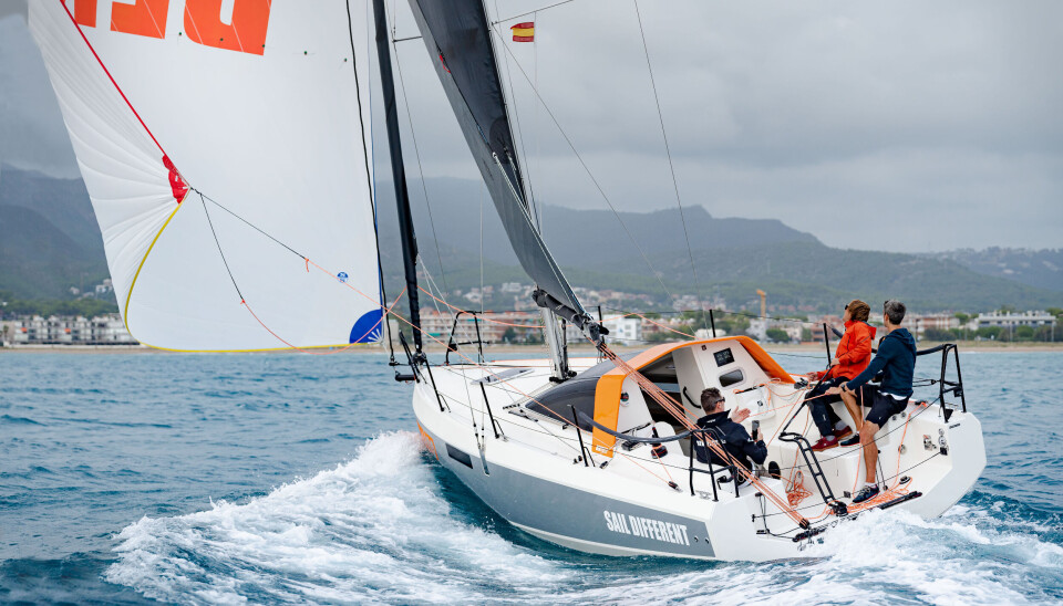 SLØR: Bente 28 har linjene til en rask regattabåt, men er for tung til å plane tidlig. SLØR: Bente 28 har linjene til en rask regattabåt, men er for tung til å plane tidlig.