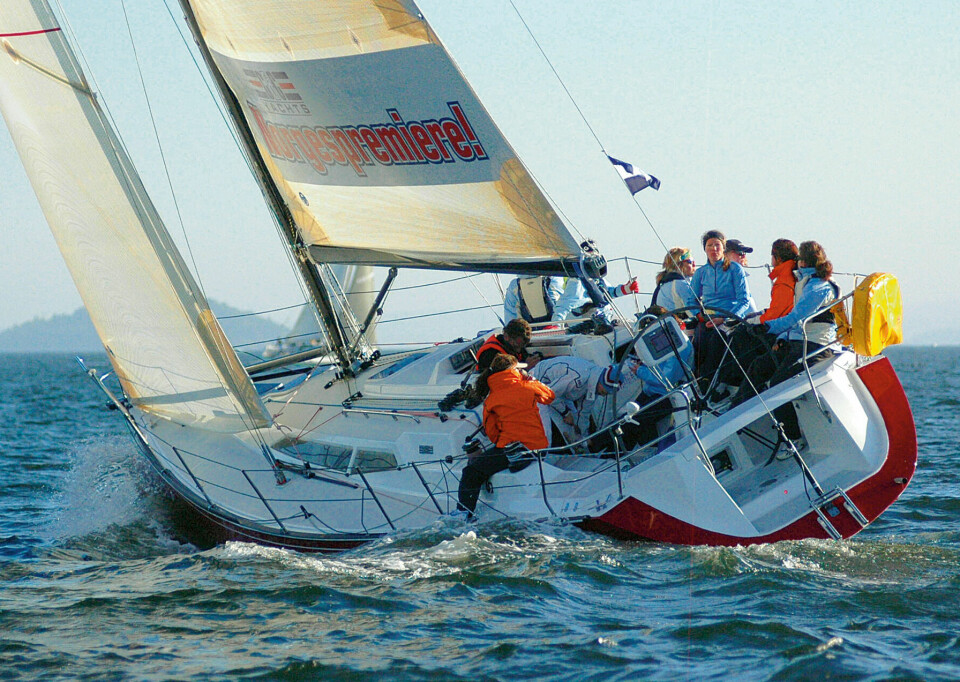 LADIES IN RED: Siren Sundby og et sterkt jentelag regatta-debuter- te med C &C 115 i Færderseilasen i fjor.