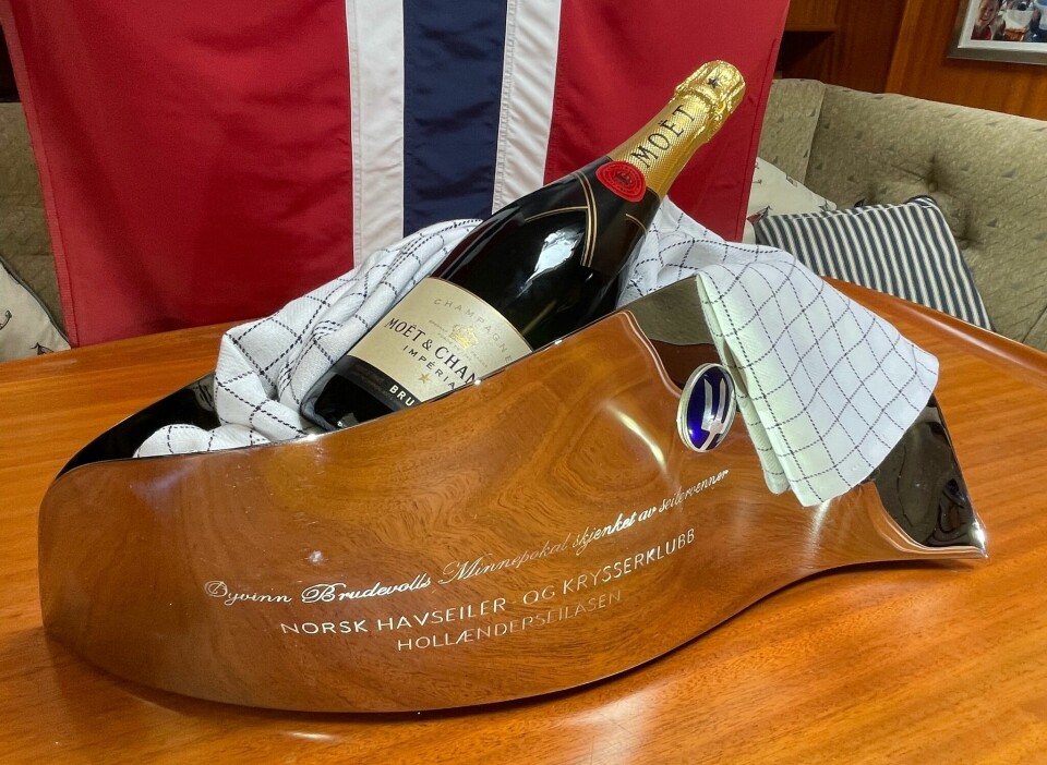 VANDREPOKAL: Beste co-skipper på en doubbelhandedbåt blir gitt Champagnekjøleren til minne om Øivinn Brudevoll.