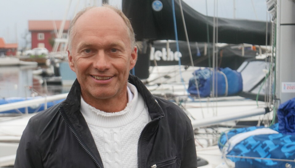 HOLMESTRAND: Morten Knudsen på brygga foran båten han lånte av sin bror.