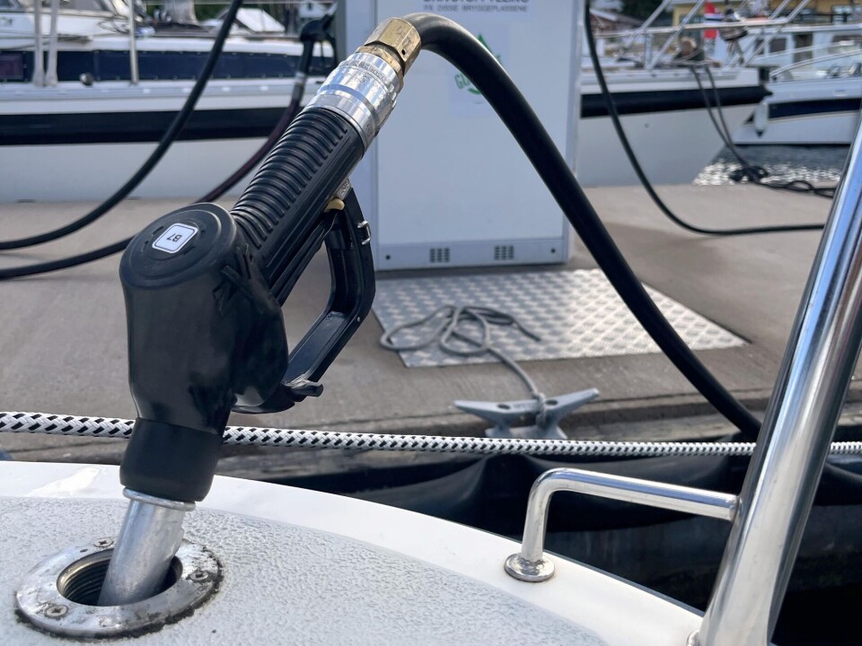 AVGIFTER: Bensin og «farget diesel» har hatt ulike avgiftssystemer, men forskjellene blir mindre år for år.
