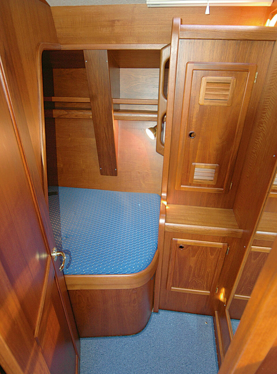 Lugaren under salongen er ypperlig som stueplass eller som ekstra kabin. Denne køya er også utmerket i sjøen.