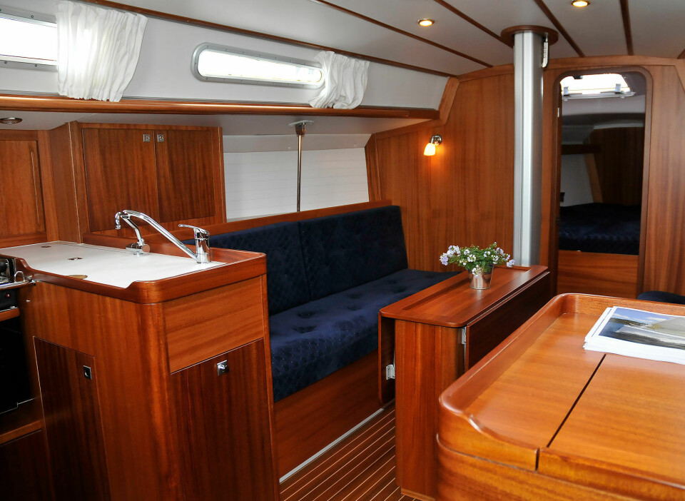 TRADISJONELT: Arcona har en flott planløsning, men stilen er vel tradisjonell for den sporty båten.