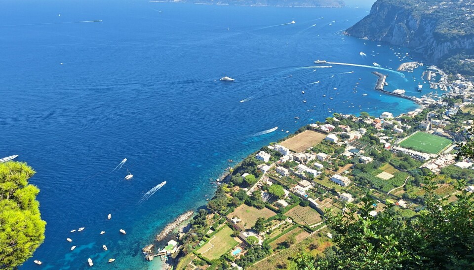 Fra Villa San Michele, nær toppen av Capri har man utsikt over fergehavna og Vesuv