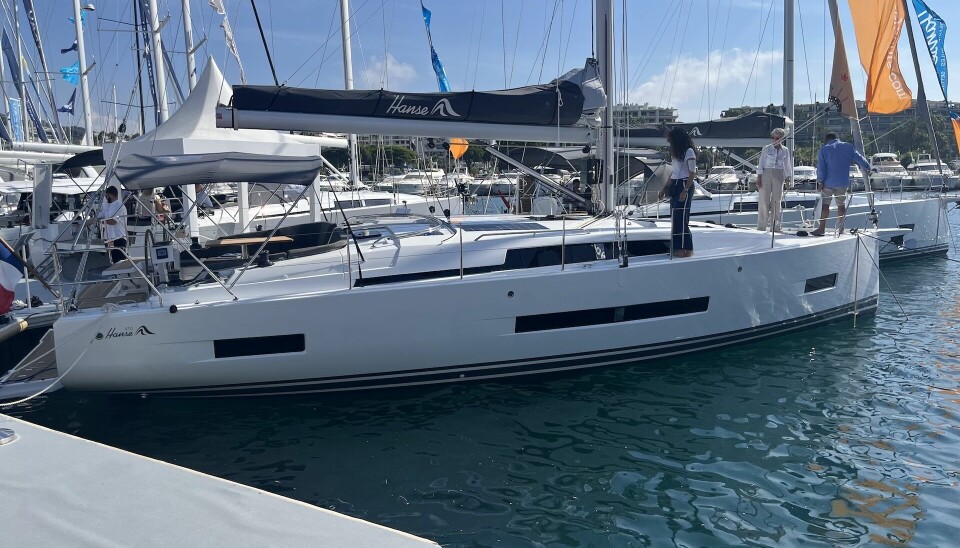 DIGER: Vi fikk en titt om bord i Hanse 410 i Cannes og ble imponert over volumet og plassen. I Port Gineste skal vi se om den også seiler bra. Hanse 410 er tredje båt i den nye serien med fransk design. Båten blir en sterk utfordrer til Bavaria C42.