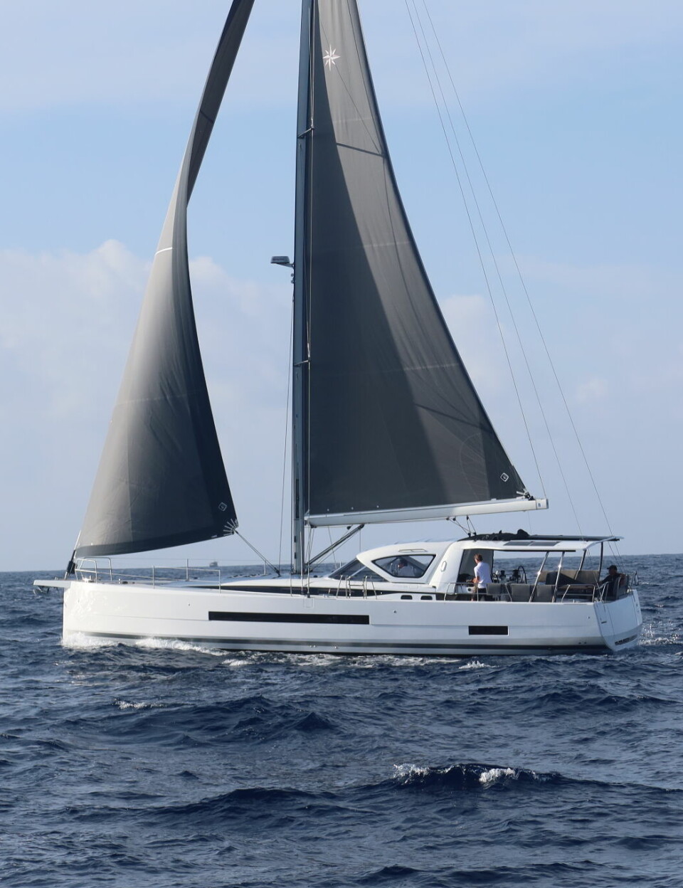 VOLUM: Jeranneau Yacht 55 har ideer fra Sun Loft 47. Prisen starter på 696 900 euro uten moms.