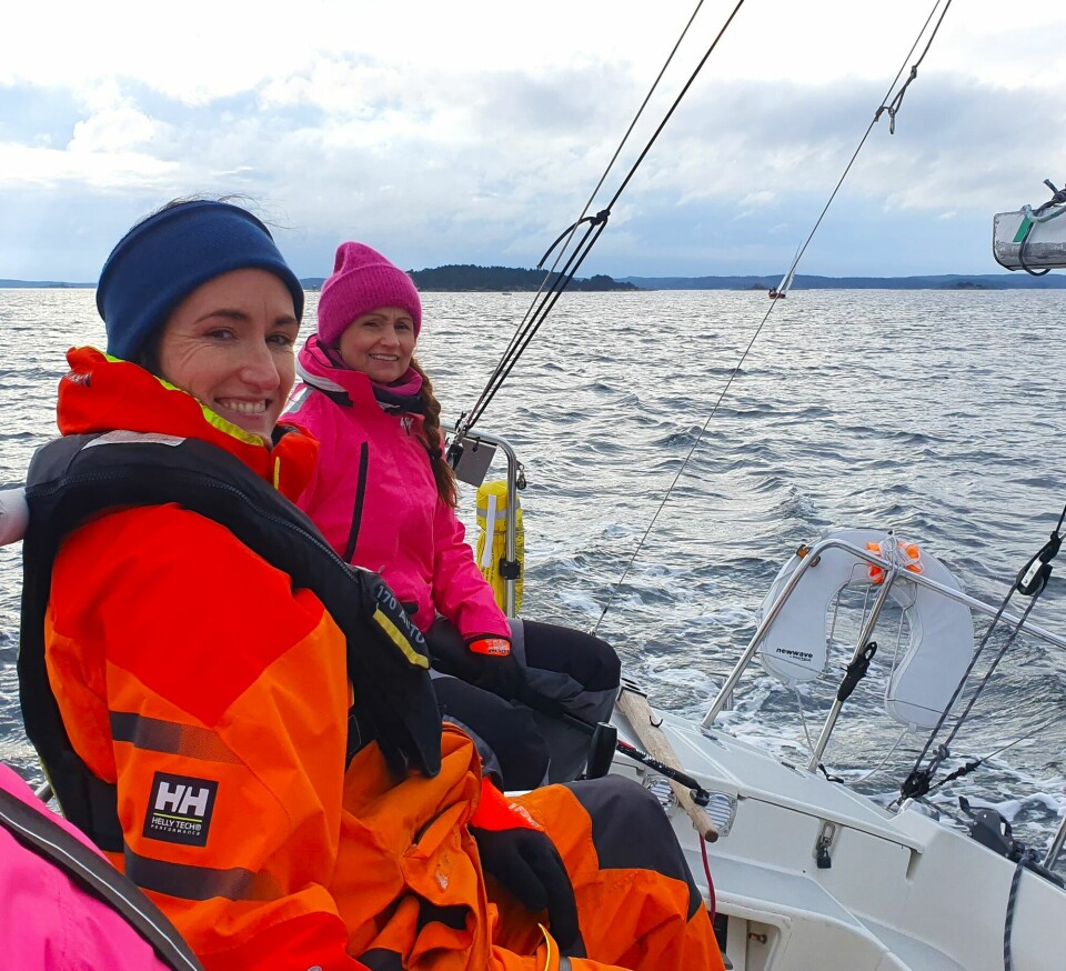 Ellen Sundby er skipper på damebåten Midnight X. Her sammen med Eli Rikter Wiborg. Maria Helén Larsen Reinnel og Kirsti Eide Sulusnes var også med og seilte Midnight X på søndagen.