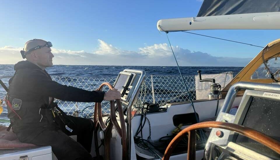SØROVER: Danske «Sassicaia» med Dag Sem om bord seiler med spridde seil og høy fart mot Kapp Verde.