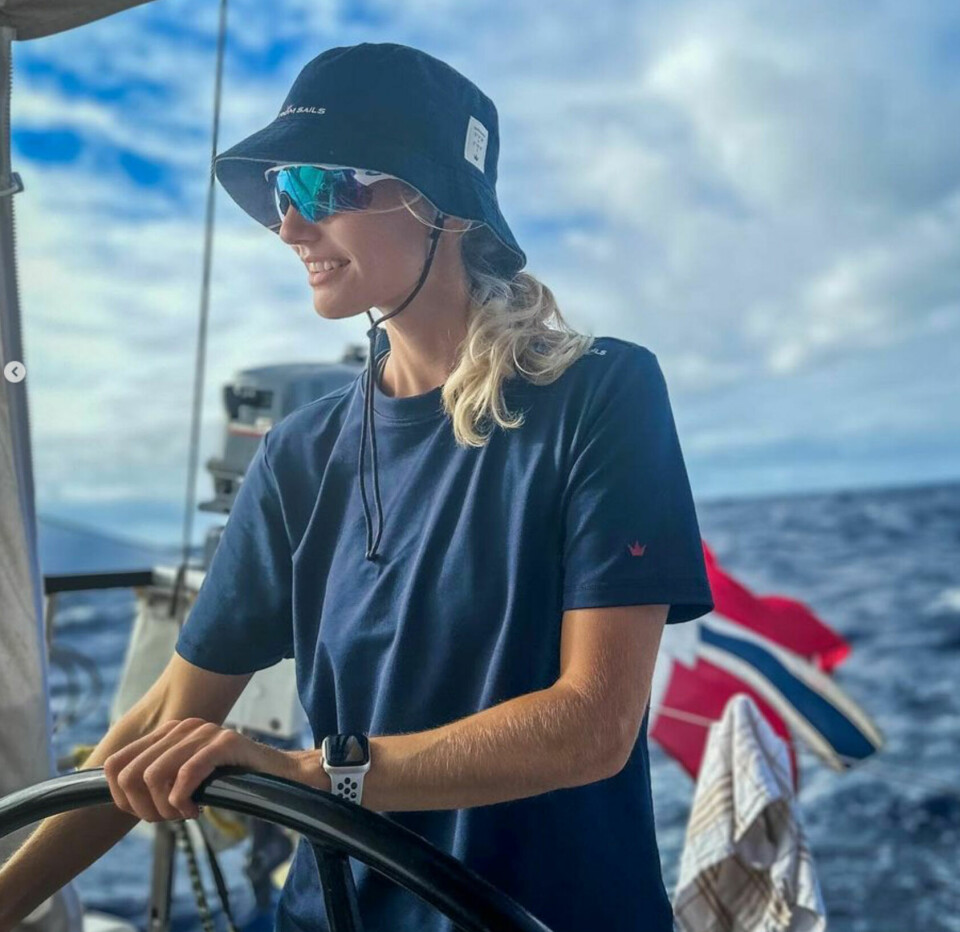 LÆRER: Anneline Olborg har seilt mye de siste årene, og håndterer båten alene.