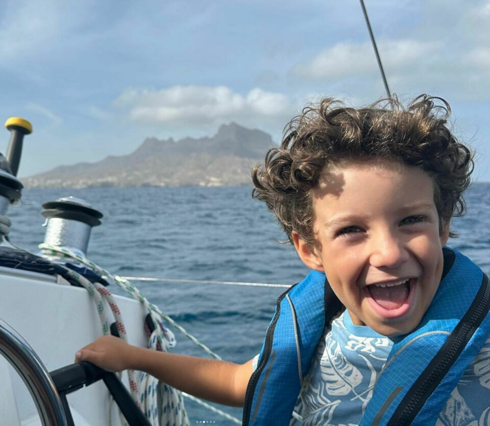 SEILGLEDE: William har sitt første skoleår om bord i en katamaran.