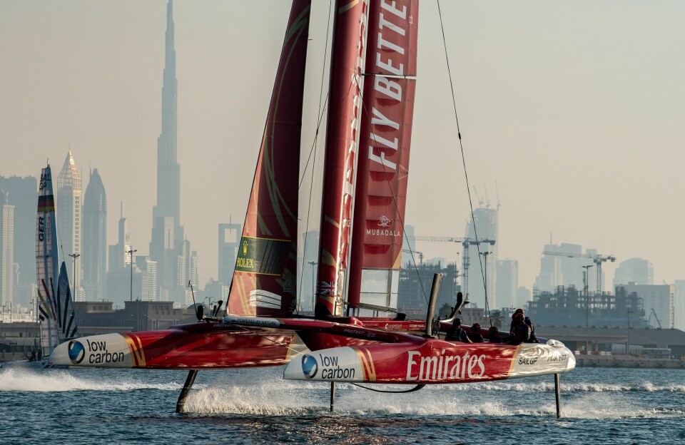 DUBAI: SailGP seiles denne helgen i Dubai. Emirates Great Britain SailGP Team med Ben Ainslie som skipper forbi Burj Khalifa og Dubai skyline under teningsseiling denne uken.