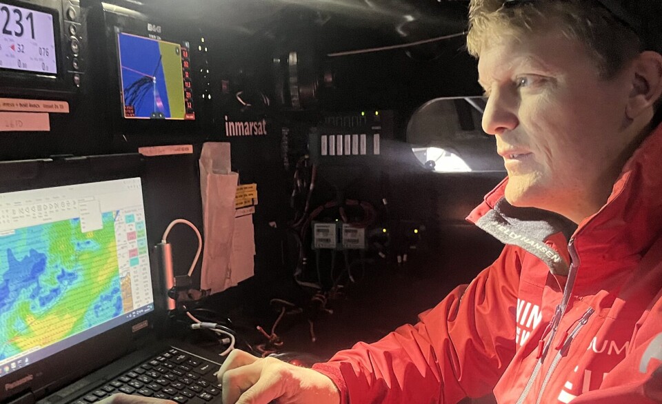 NAVIGATØR: Aksel Magdahl er navigastør for den minste båten på det svenske laget Aksel Magdahl tar på seg en krevende jobb om bord, her fra The Ocean Race.