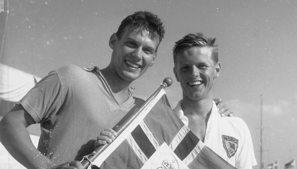 1960: Gull, Flying Dutchman, Peder Lunde jr, Bjørn Bergvall. Aftenposten, Napoli, Italia 196009. Olympiske leker i Roma. De norske seilerne Peder Lunde Jr (th) og Bj¯rn Bergwall tok gull i Flying Dutchman-klassen med bÂten Sirene. Her de to sammen, med flagg. Seilingen fant sted i Napoli. Foto: Aftenposten