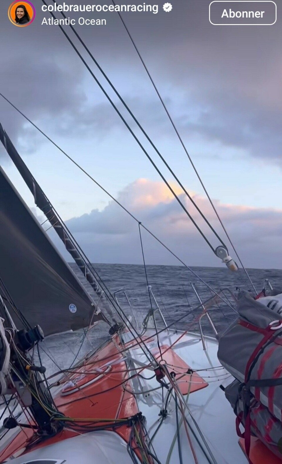 Brauer deler en video en morgen fra Atlanterhavet når bølgene er krappe, vinden sterk og det lekker vann inn i båten.