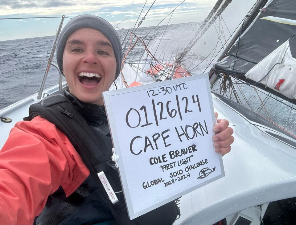 STJERNE: Cole Brauer skaper oppmerksommhet gjennom sine bragder og stunts. Her runder hun Kapp Horn under Global Solo Challenge. 29 år gamle Cole Brauer runder Kapp Horn tidligere i år og deler begivenheten med alle sine følgere gjennom Instagramkonto sin.